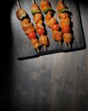 les-brochettes-de-poulet-marinees-tomate-et-poivron