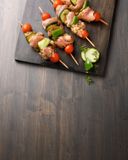 les-brochettes-de-cuisses-de-poulet-garrigue-aux-legumes