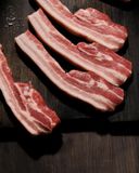 les-tranches-de-poitrine-de-porc-fraiche