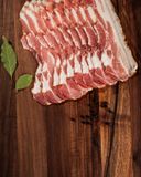 la-poitrine-de-porc-crue-fumee