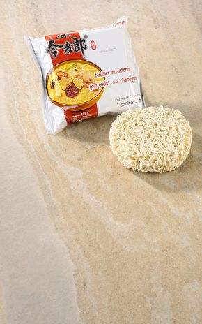 Les Nouilles instantanées saveur poulet et champignon
