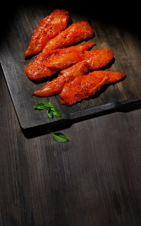 Les Aiguillettes de poulet marinées à la tomate et basilic