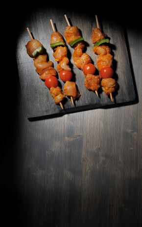 Les Brochettes de poulet marinées tomate et poivron