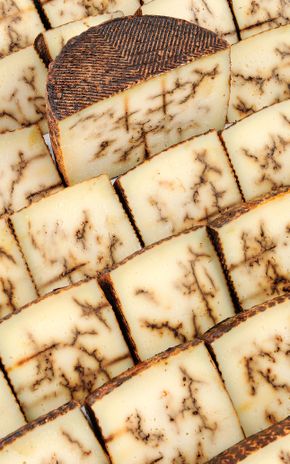 La Tomme de brebis à l'ail noir
