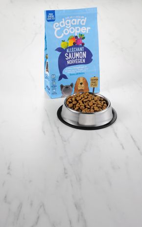 Les Croquettes pour chien au saumon, betteraves, pommes, mangues et cassis "Edgard & Cooper"