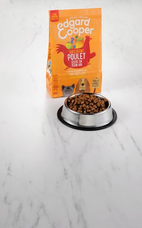 Les Croquettes pour chien au poulet, mangues, myrtilles, pommes et carottes "Edgard & Cooper"