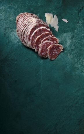 Le Saltufo (salami aux truffes d'été 3% enrobé de Parmigiano)