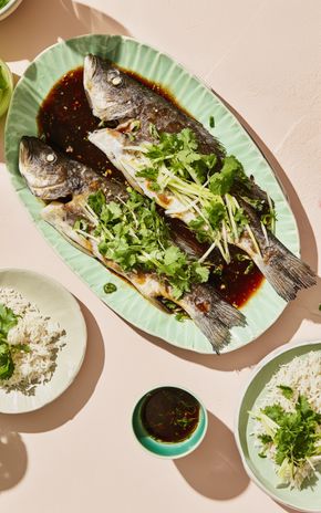 Le Bar entier au four sauce soja et gingembre