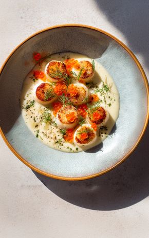 Les Saint-Jacques au beurre blanc et œufs de saumon