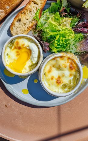 Les Œufs cocotte fondue de poireau et raclette