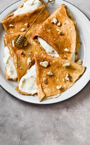 La Galette au blé noir chèvre-miel et noix
