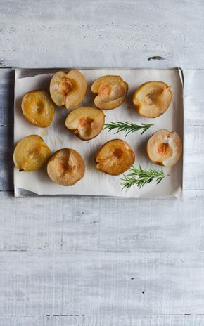 Poires rôties au miel et au romarin