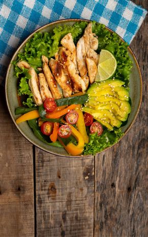 La Salade de poulet mariné
