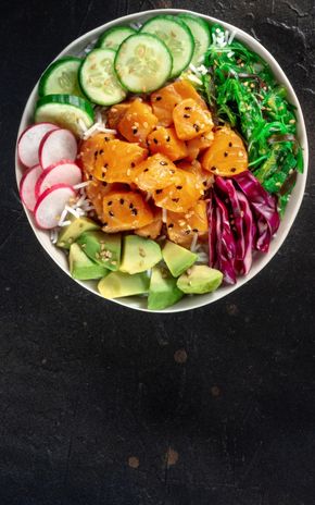 Le Poke bowl au saumon et légumes croquants
