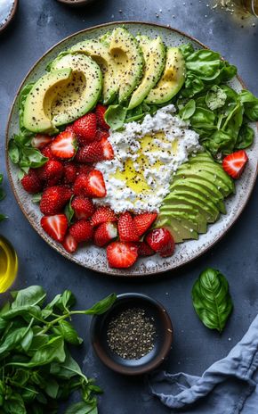 La Salade fraise, avocat et basilic