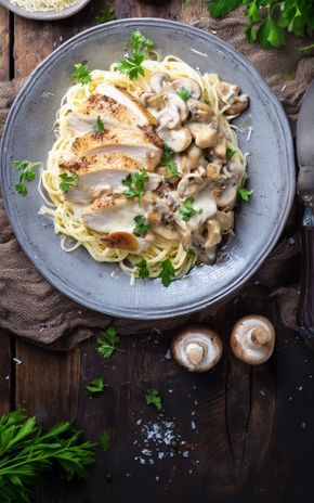 Les Pâtes aux champignons, crème, persil et poulet