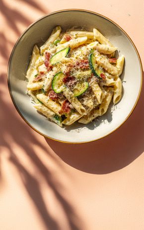 Les Pâtes crémeuses aux lardons et courgette