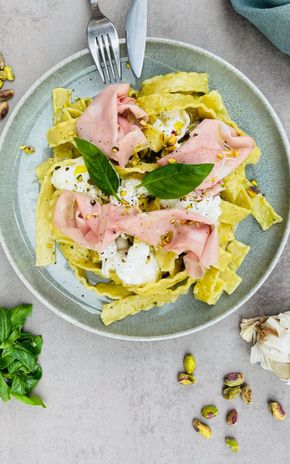 Les Pâtes au pesto de pistache, mortadelle et stracciatella
