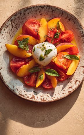 La Salade de tomate, pêche et burrata