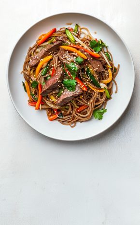 Le Wok de bœuf aux légumes et nouilles soba