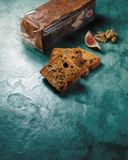 les-toasts-de-pain-d-epices-noix-figues