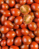 la-tomate-cerise-noire-allongee