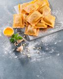 les-ravioli-legumes-grilles-et-pignons-de-pin