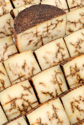 La Tomme de brebis à l'ail noir