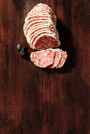Le Saltufo (salami aux truffes d'été 3% enrobé de Parmiggiano )