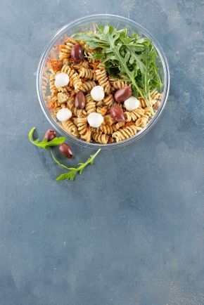 La Salade de Fusilli, mozzarella et artichauts grillés