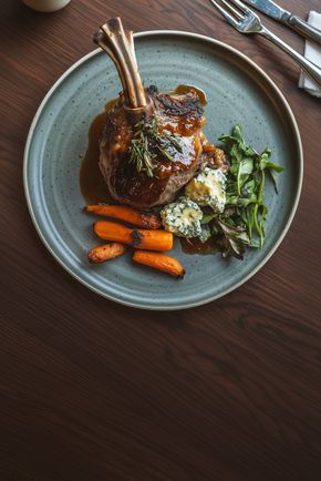 L'Épaule d’agneau confite au miel et au romarin