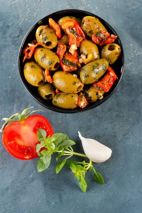 Les Olives vertes dénoyautées aux tomates mi-séchées et basilic 150g