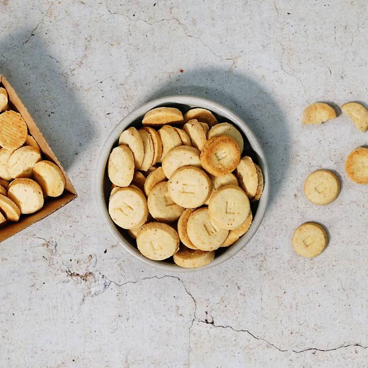 Le Biscuit salé à l'emmental et oignon rosé
