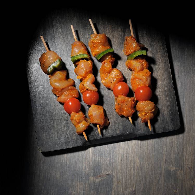 Les Brochettes de poulet marinées tomate et poivron