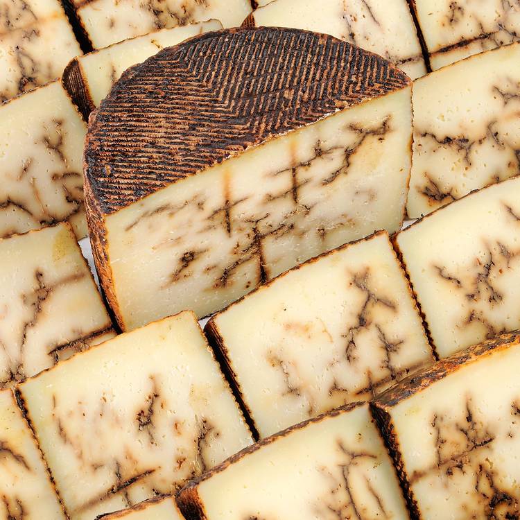 La Tomme de brebis à l'ail noir