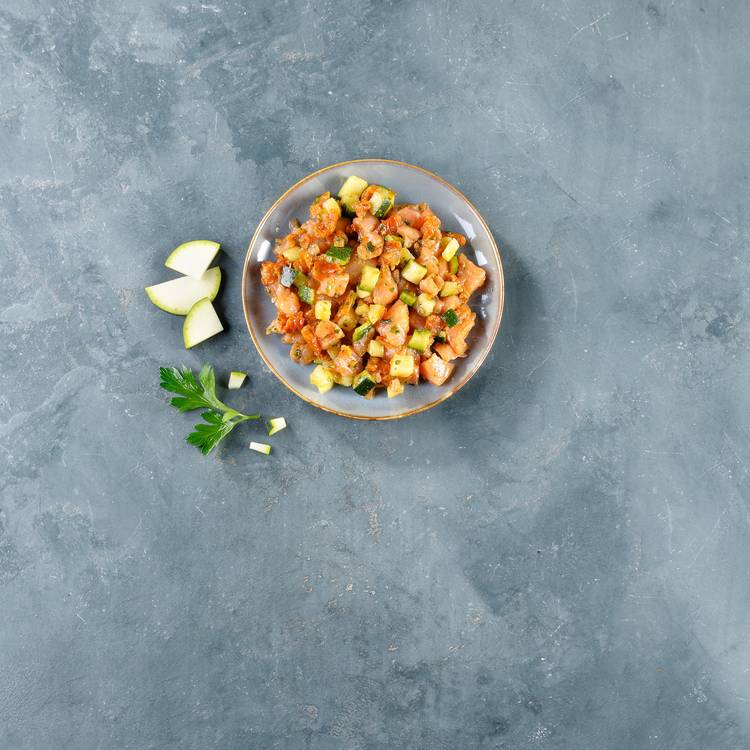 Le Tartare de  saumon, courgettes et tomates
