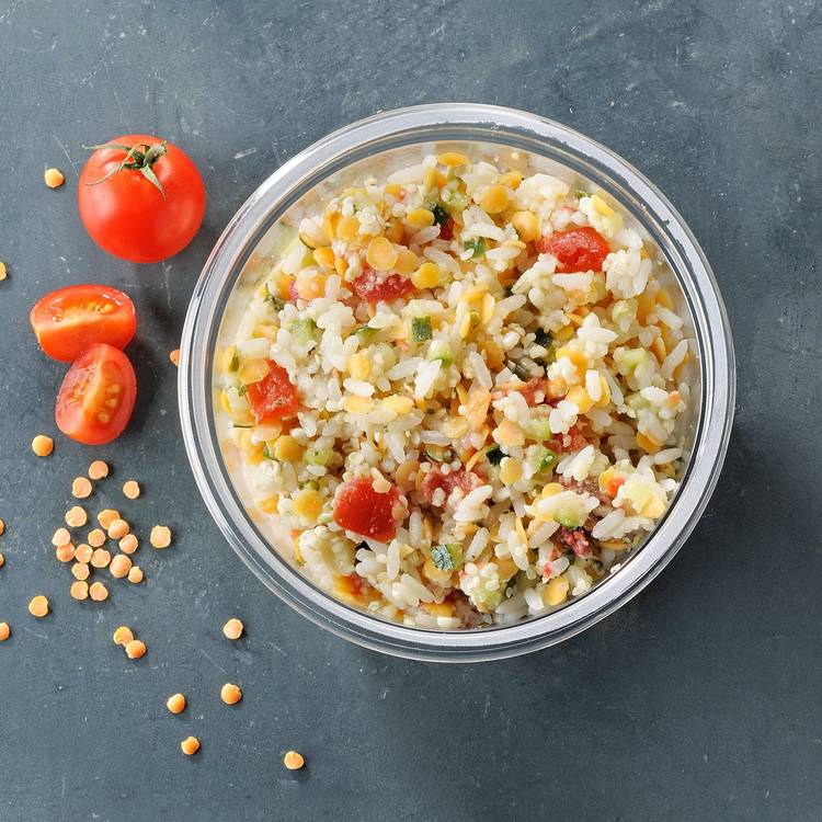 La salade de riz et lentille au saumon fumé