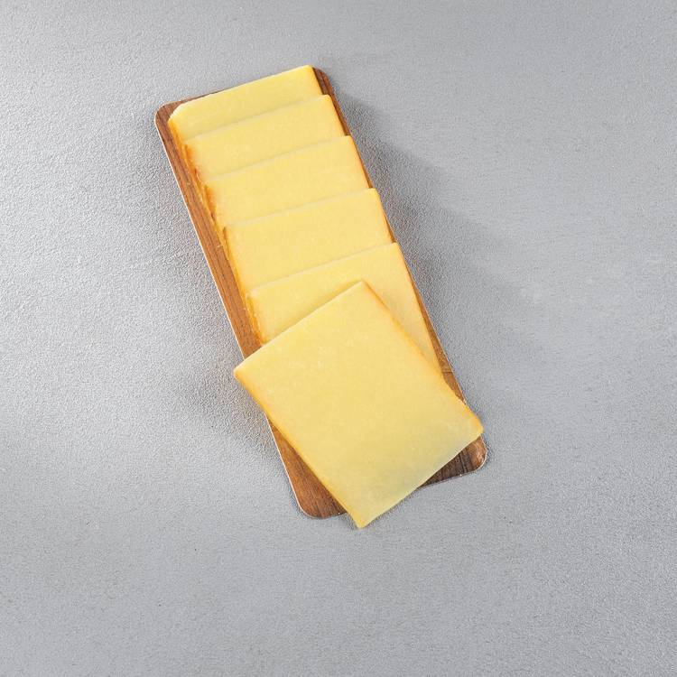 Le Cheddar fumé en tranches