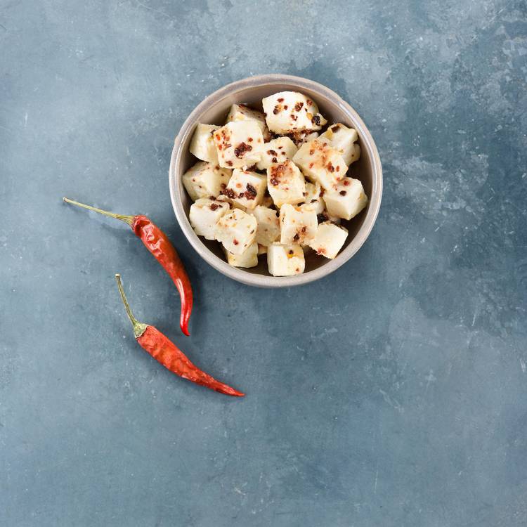 Les Dés de féta marinés au piment fumé