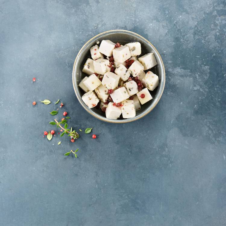 Les Dés de fromage marinés au thym, origan et romarin