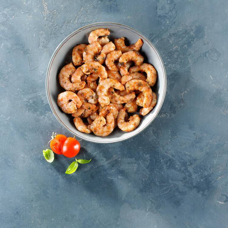 Les Crevettes décortiquées ASC aux tomates et basilic