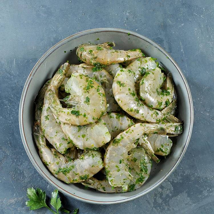 Les Queues de crevettes crues assaisonées à l'ail et persil