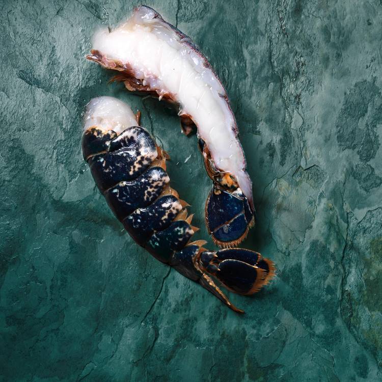 Les Demi-queues de homard crues Canadien