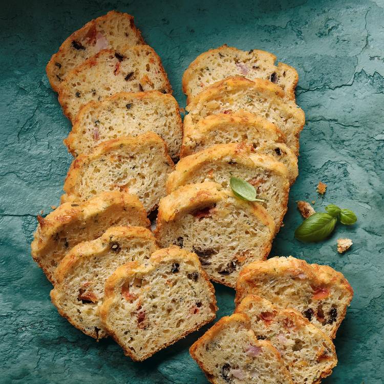 Le Cake jambon cru, olives, tomates et basilic