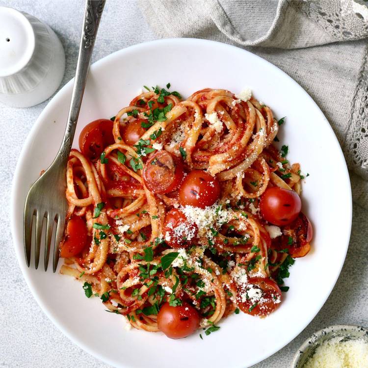 Les pâtes sauce tomate maison et Caciocavallo