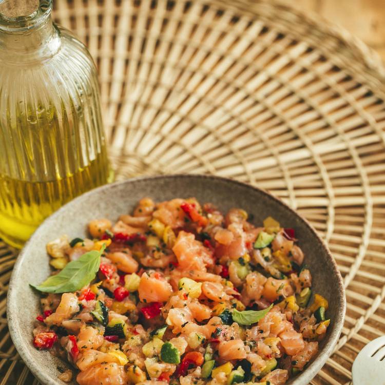 Le Tartare de  saumon avec courgettes et tomates séchées
