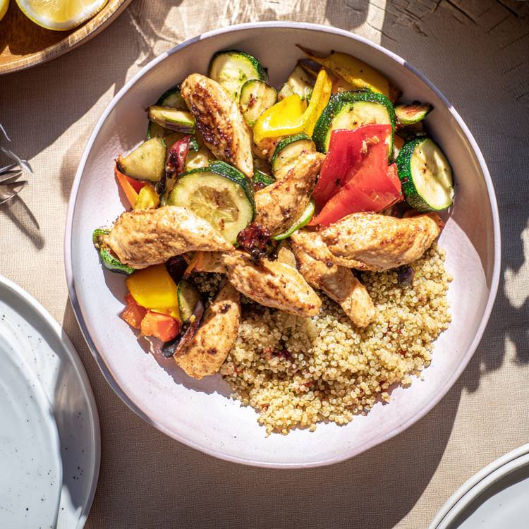 Les Aiguillettes de poulet mariné et quinoa aux légumes