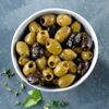 Les Olives vertes Picholines importées et Olives noires à la grecque au thym et persil