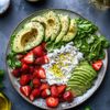 La Salade fraise, avocat et basilic