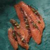 Les Emincés de saumon fumé aux graines de courge et baies roses 100g